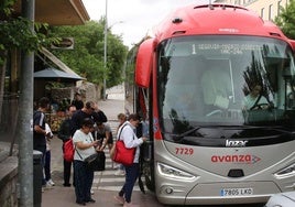 Segovianos suben al autobús que conecta la capital segoviana con Madrid.