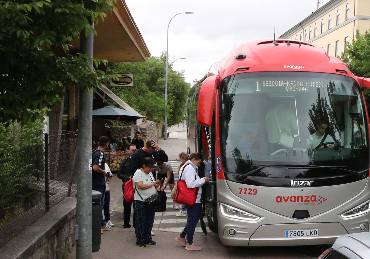 Segovianos suben al autobús que conecta la capital segoviana con Madrid.