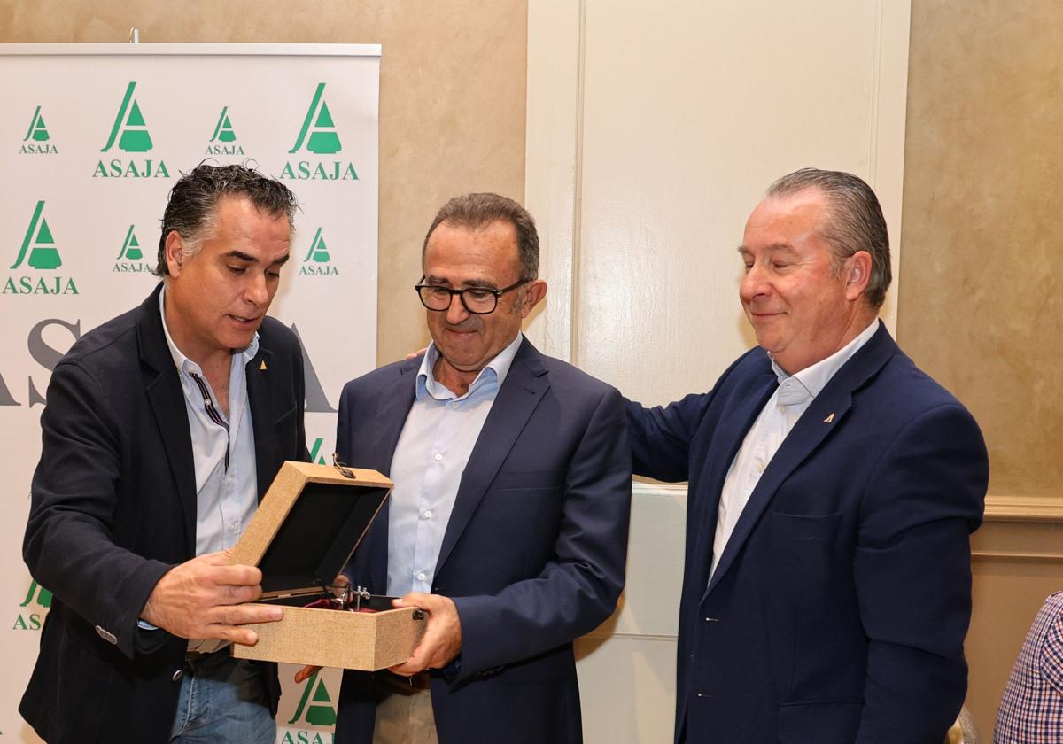 José Antonio González Alonso, en el centro, recoge el Arado de Plata que le entrega José Luis Marcos, felicitado también por Donaciano Dujo.