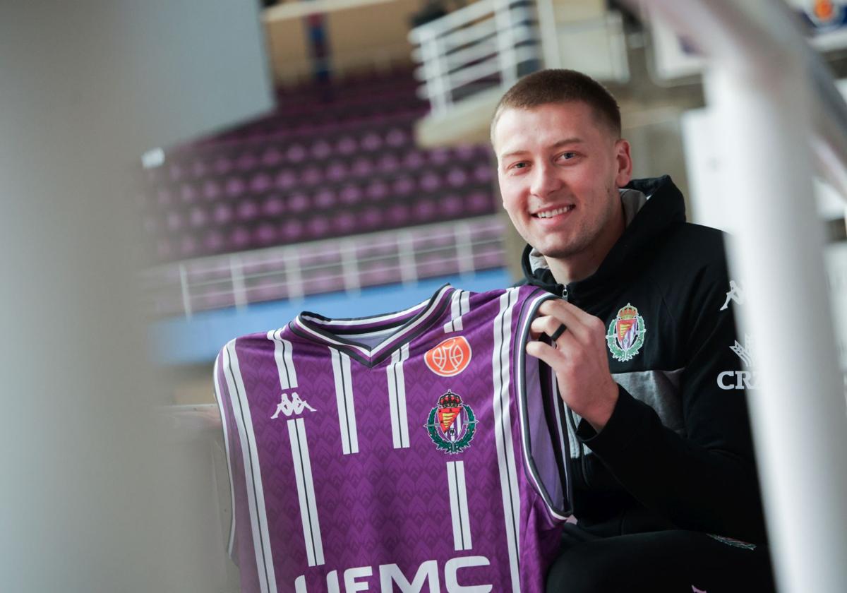 Eric Demers posa con su nueva camiseta en el Polideportivo Pisuerga.