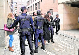 La Policía Nacional acordona la salida del furgón de la Guardia Civil con David Maroto en el interior.