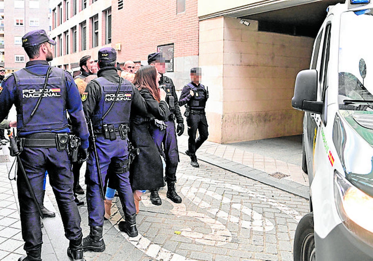 La Policía Nacional acordona la salida del furgón de la Guardia Civil con David Maroto en el interior.