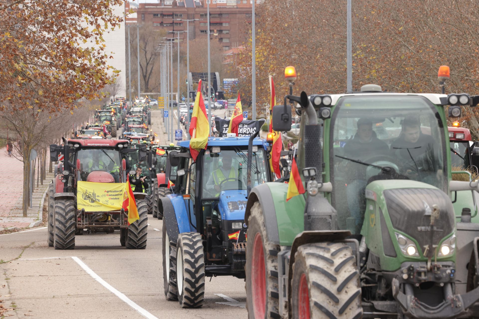 La tractorada, a su paso por la avenida del Real Valladolid.