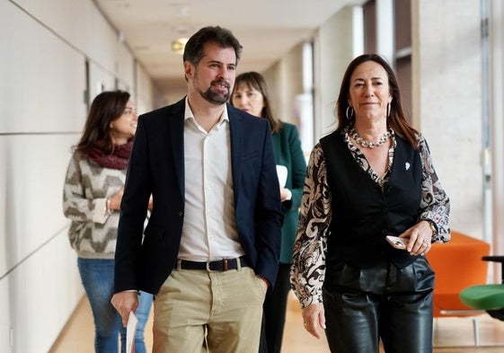 Luis Tudanca y Rosa Rubio, antes de la rueda de prensa en la que presentaron su proposición de ley sobre violencia de género.