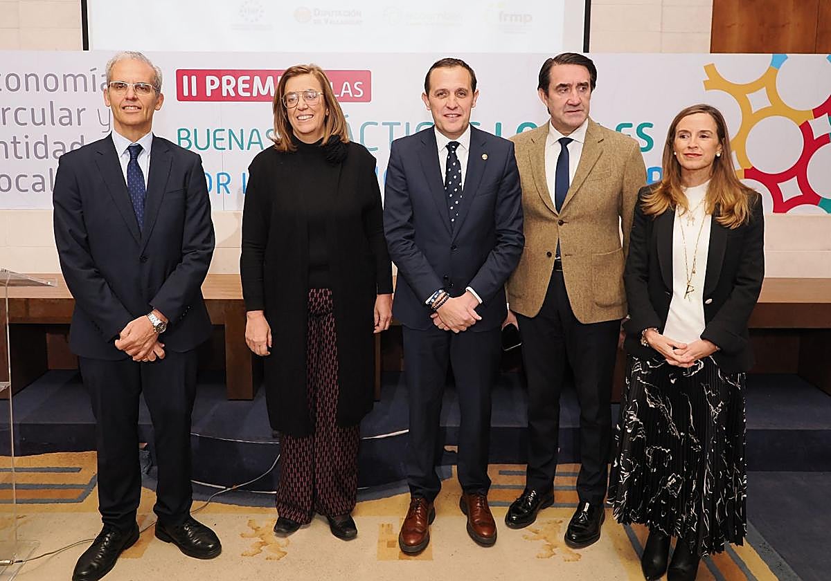 El consejero de Medio Ambiente, Vivienda y Ordenación del Territorio, Juan Carlos Suárez-Quiñones, el presidente de la Diputación de Valladolid, Conrado Íscar, la consejera delegada de Ecoembes, Rosario Trigo, la presidenta de la FRMP, Ángeles Armisén y el secretario general de la FEMP, Luis Martínez-Sicluna