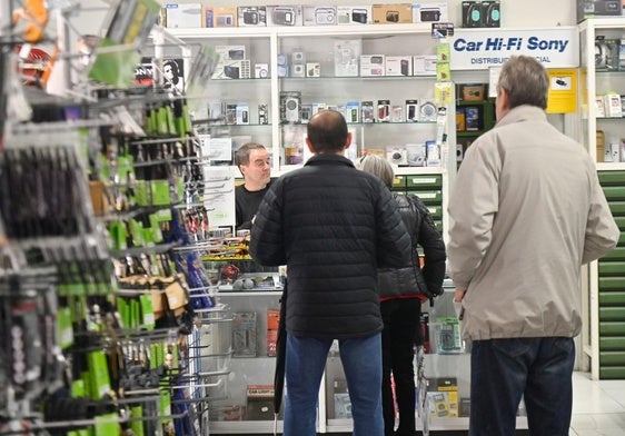 Clientes compran codificadores en una tienda de electrónica de Valladolid tras los cambios de febrero de 2024.