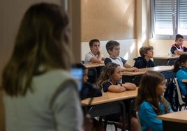 Una profesora observa un aula en un colegio de Valladolid.