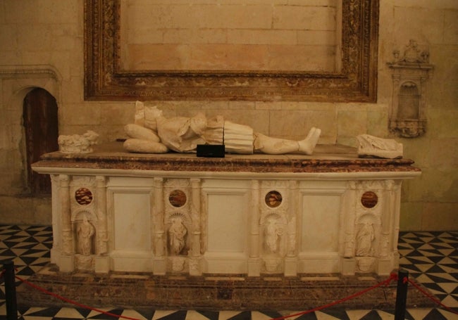 Monumento funerario de don Manuel de Villena, una de las obras más importantes restauradas y cuya rehabilitación aparece recogida en la obra publicada.