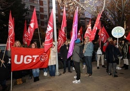 Participantes en la protesta ante las oficinas de Muface, este miércoles en Palencia.