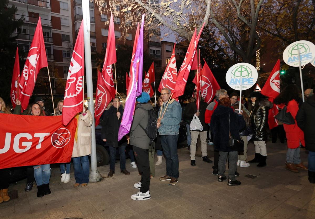 Participantes en la protesta ante las oficinas de Muface, este miércoles en Palencia.