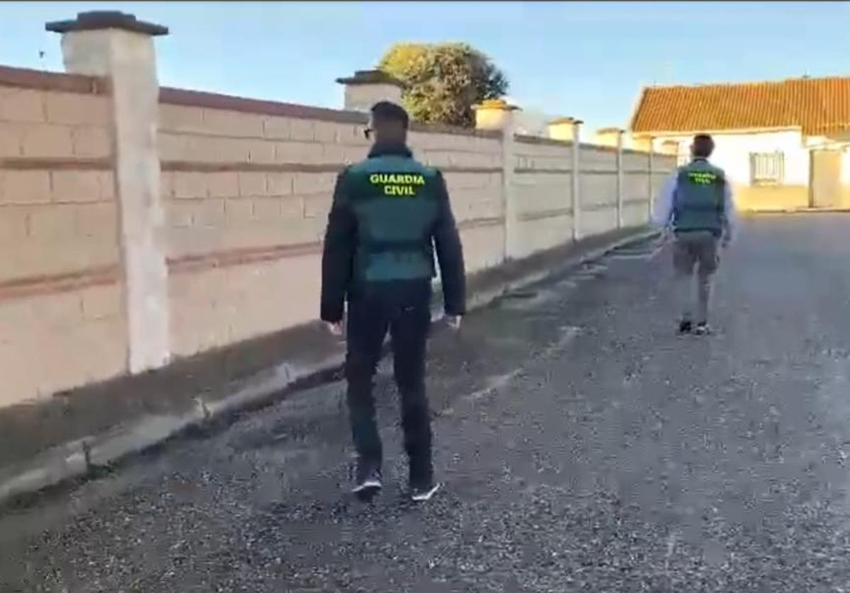 Guardias civiles inspeccionan una de las viviendas de Calabazas.