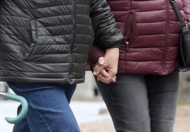 Una pareja pasea dada de la mano, en una imagen de archivo.