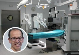 El subdirector médico de Atención Hospitalaria de Segovia, Dayro Gutiérrez, en el círculo, con el robot quirúrgico al fondo en un quirófano.