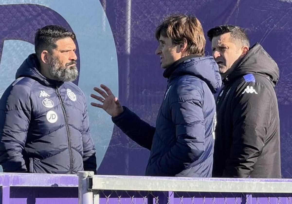 Rubio, en el centro, charla con Mazziotti y Catoira, en el entrenamiento del pasado lunes.