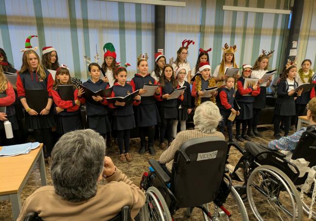 Los niños actuaron en el salón de actos y en otras salas especiales para los usuarios con movilidad más reducida