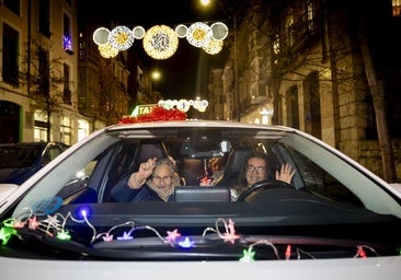 Una cabalgata de taxis ilumina la Navidad de 210 mayores en Valladolid