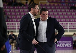 Lolo Encinas intercambia oipiniones con su ayudante, Alejandro Paniagua.