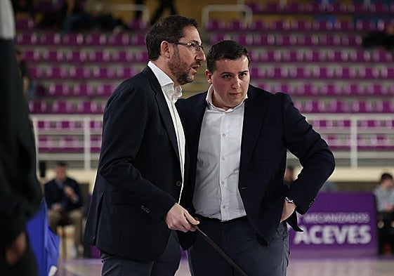 Lolo Encinas intercambia oipiniones con su ayudante, Alejandro Paniagua.