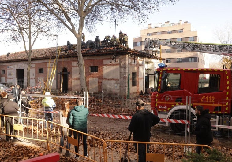 Bomberos en el restaurante La Maruquesa, en la calle Canal.