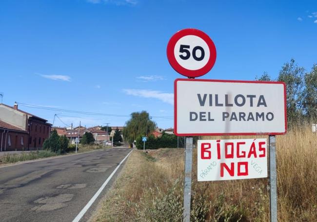 Entrada a la localidad de Villota del Páramo, con un cartel contra el proyecto.