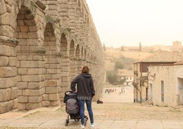 Panorámica difusa de la ciudad de Segovia durante un episodio de calima.