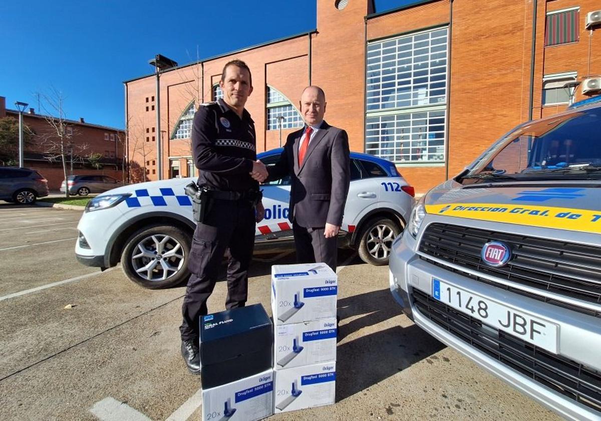 El jefe de la Policía Local, David Carretero, recibe los drogotest del jefe de Tráfico, Fernando Alonso.