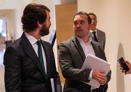 Ricardo Gavilanes (PP) conversa este jueves en los pasillos de las Cortes con Juan García-Gallardo (Vox), en presencia del leonesista Luis Mariano Santos.