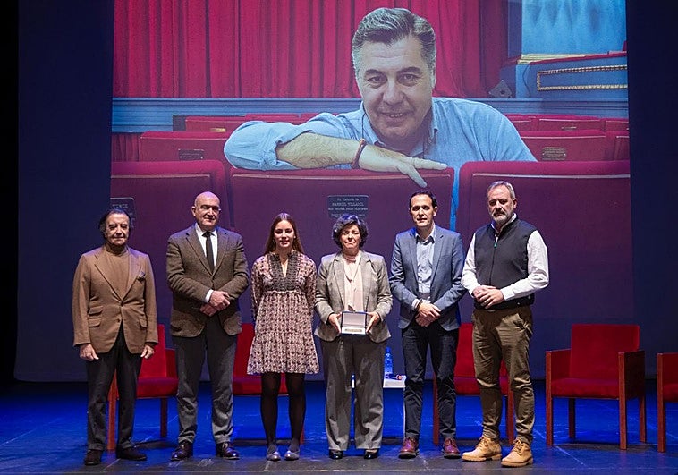 La hija menor y la viuda de Gabriel Villamil, en el centro, junto a las autoridades durante el homenaje en el Teatro Zorrilla.