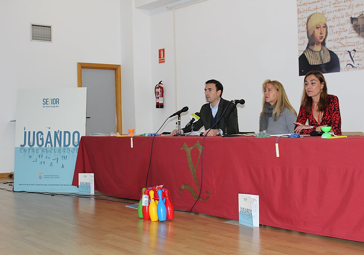 Guzmán Gómez, Paloma Domínguez y Laura Cantero presentando la revista 'Jugando entre recuerdos'