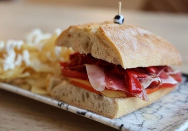Un serranito con jamón ibérico en el bar más futbolero del Polígono Argales