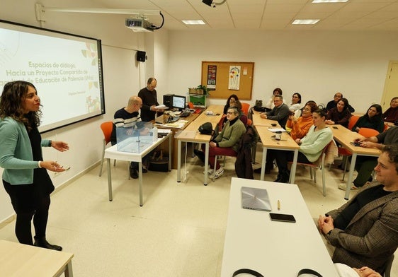 La nueva decana, Sonia Ortega, se dirige a los miembros de la junta de facultad.