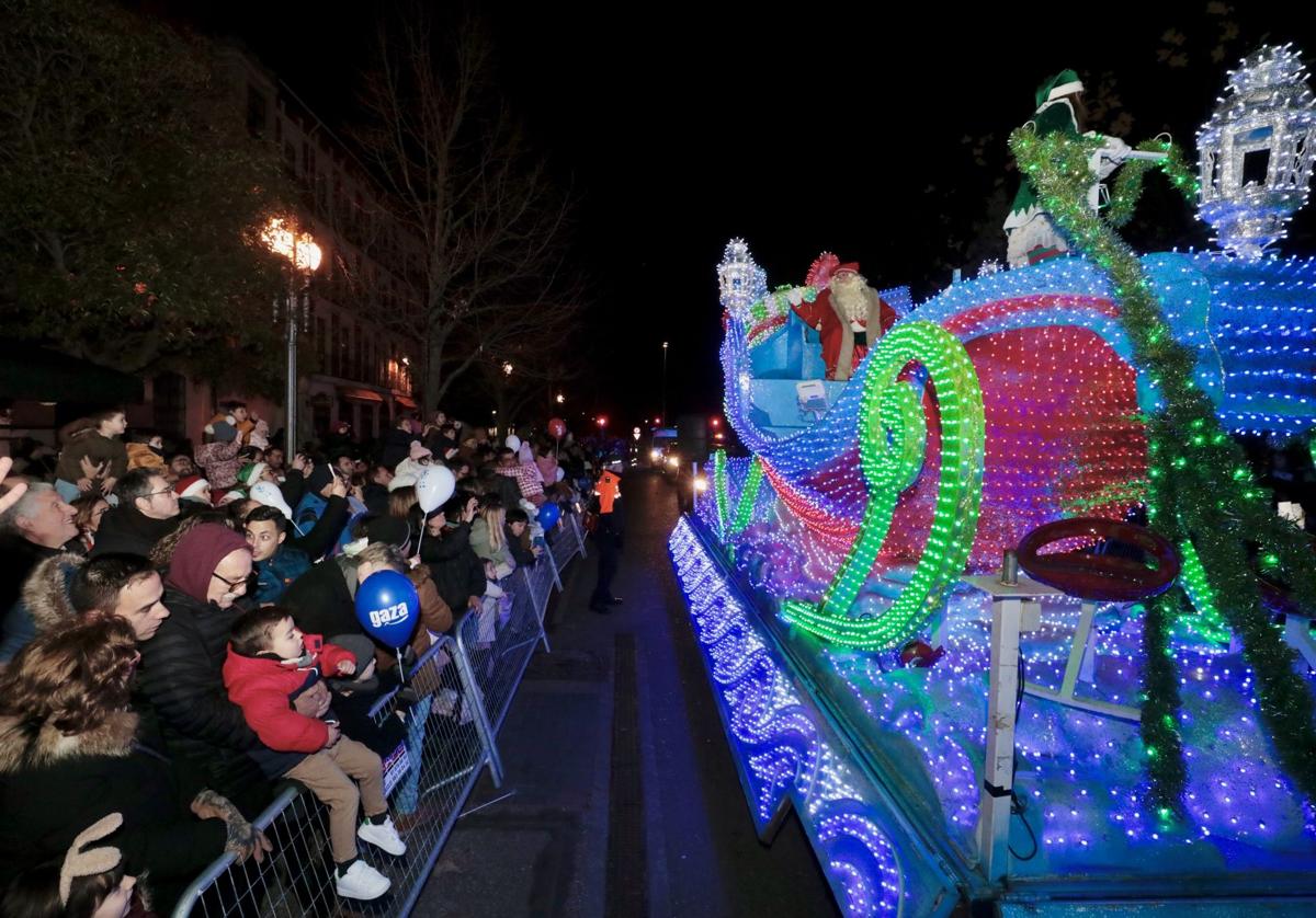 Papá Noel saluda a los vallisoletanos desde su carroza durante la Cabalgaza del año pasado.