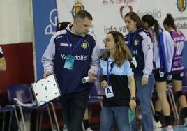 Salva Puig, técnico del Caja Rural Aula, pizarra en mano, durante un partido.