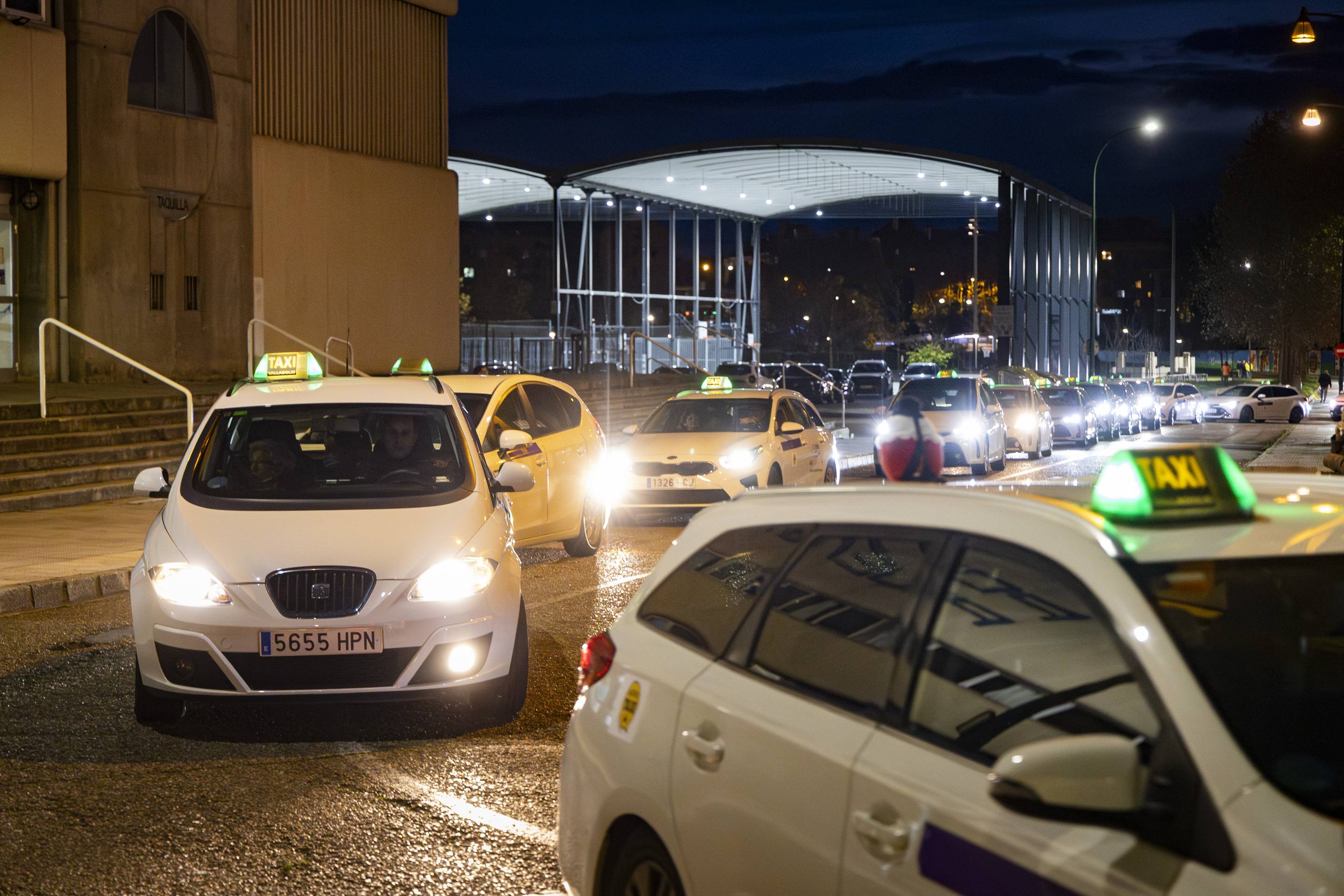Los taxistas acercan la Navidad a 210 mayores de Valladolid