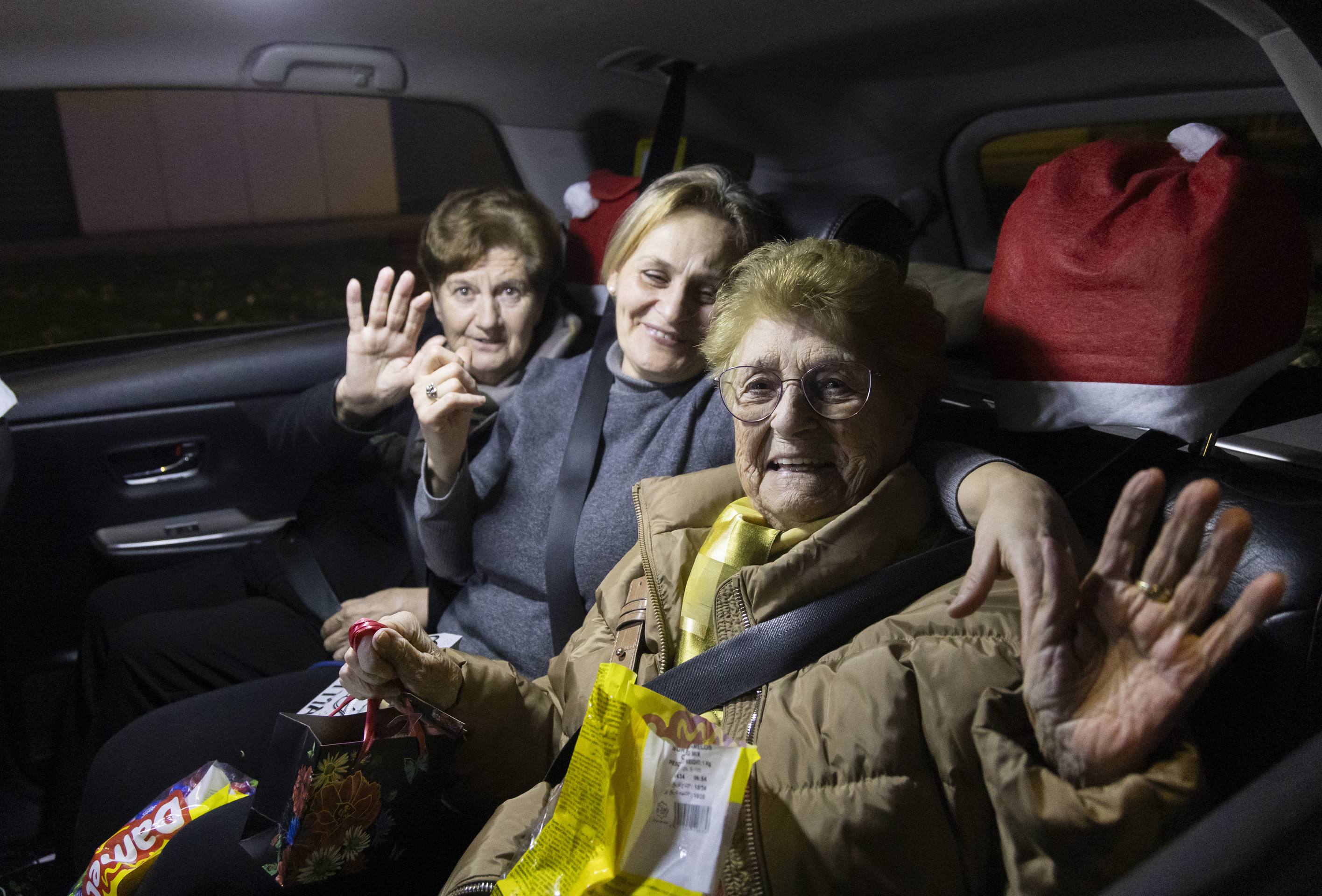 Los taxistas acercan la Navidad a 210 mayores de Valladolid