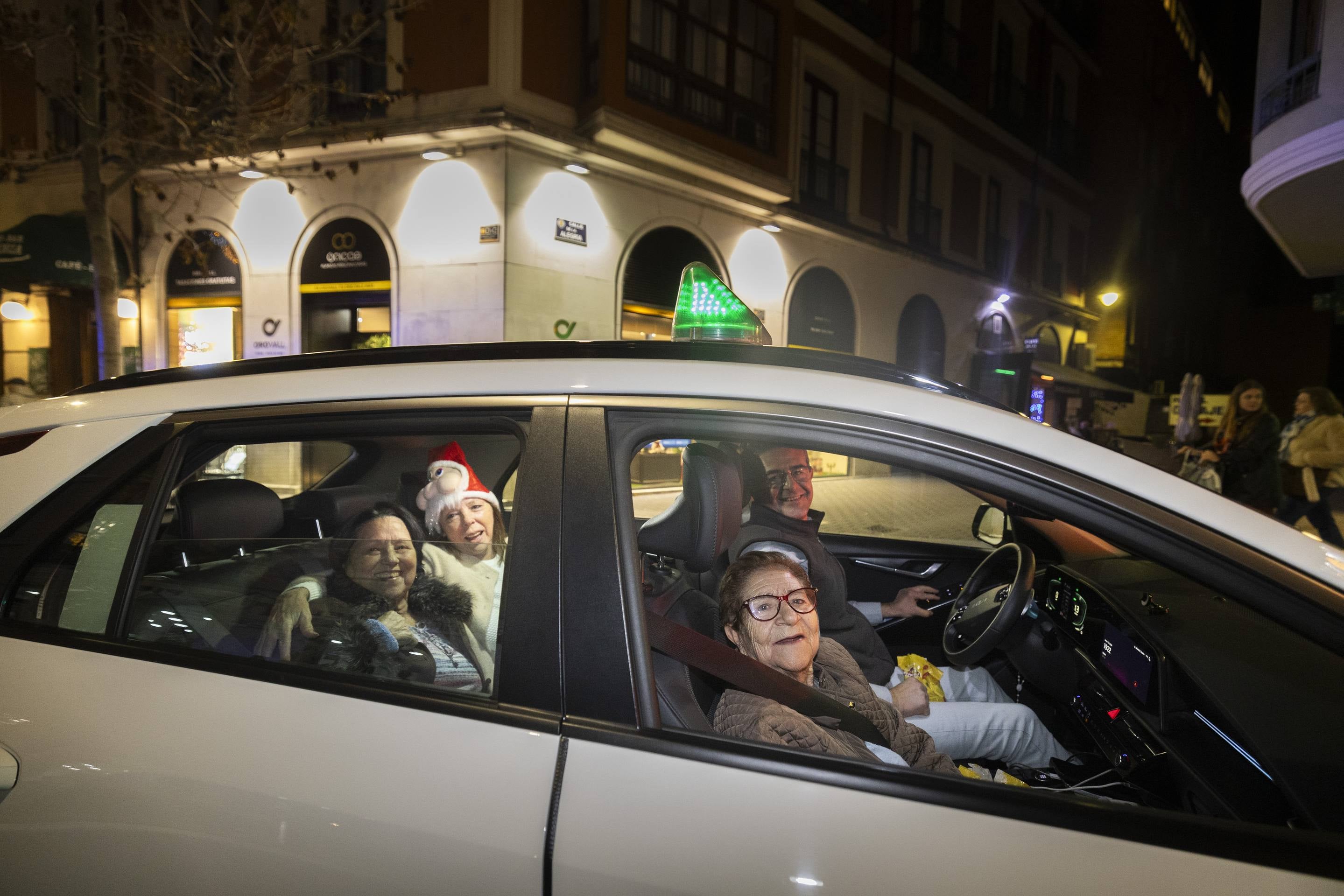 Los taxistas acercan la Navidad a 210 mayores de Valladolid