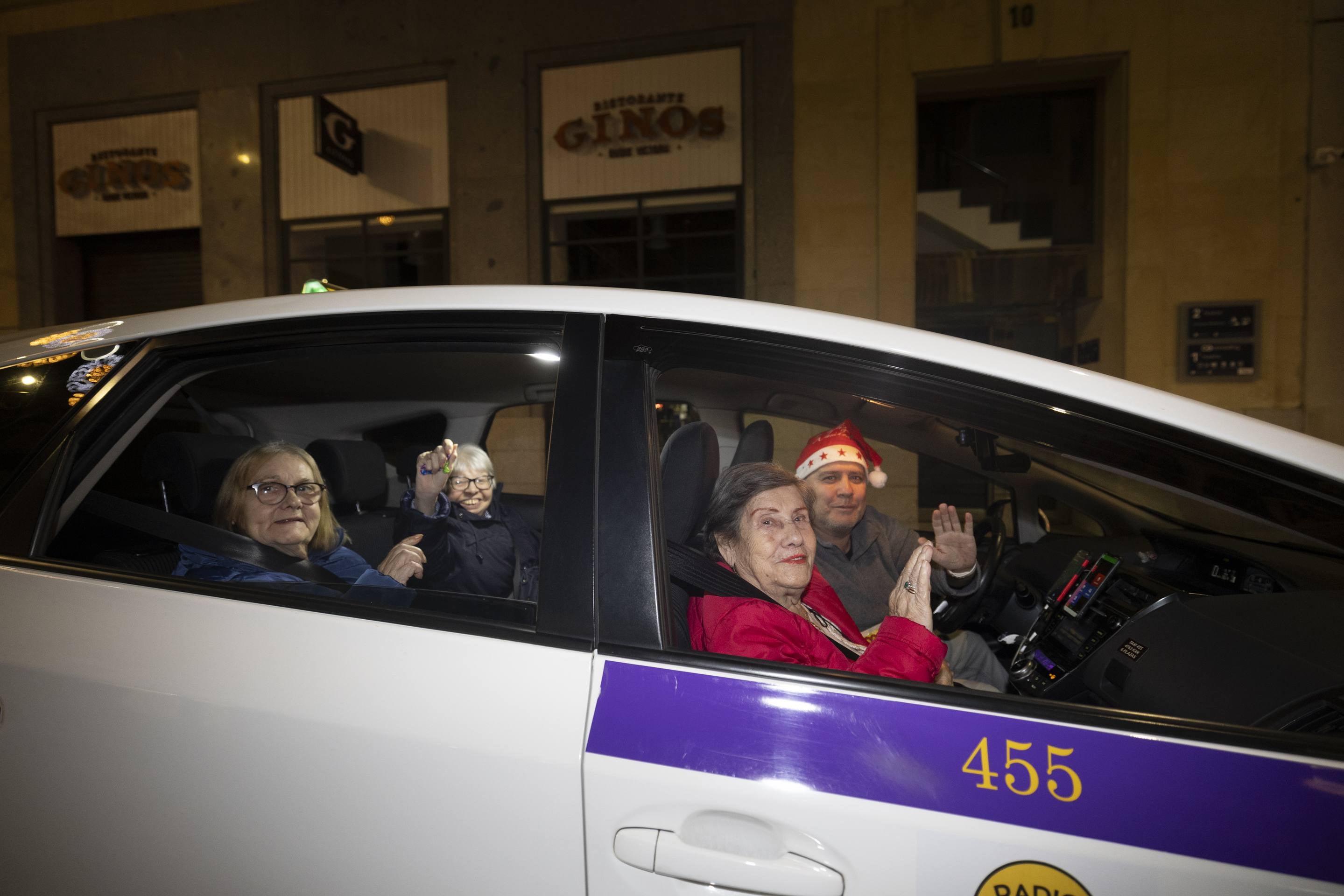 Los taxistas acercan la Navidad a 210 mayores de Valladolid