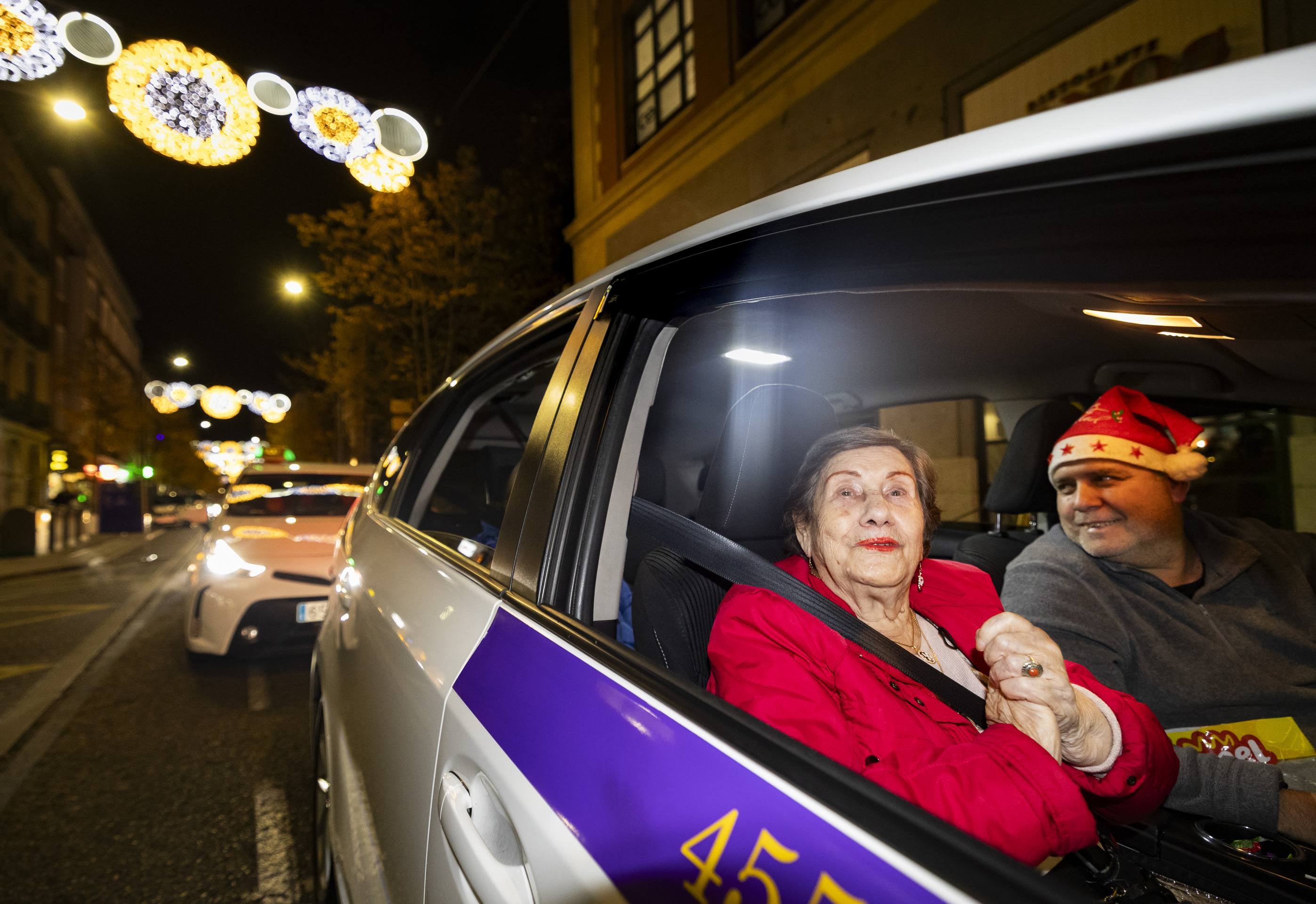 Los taxistas acercan la Navidad a 210 mayores de Valladolid