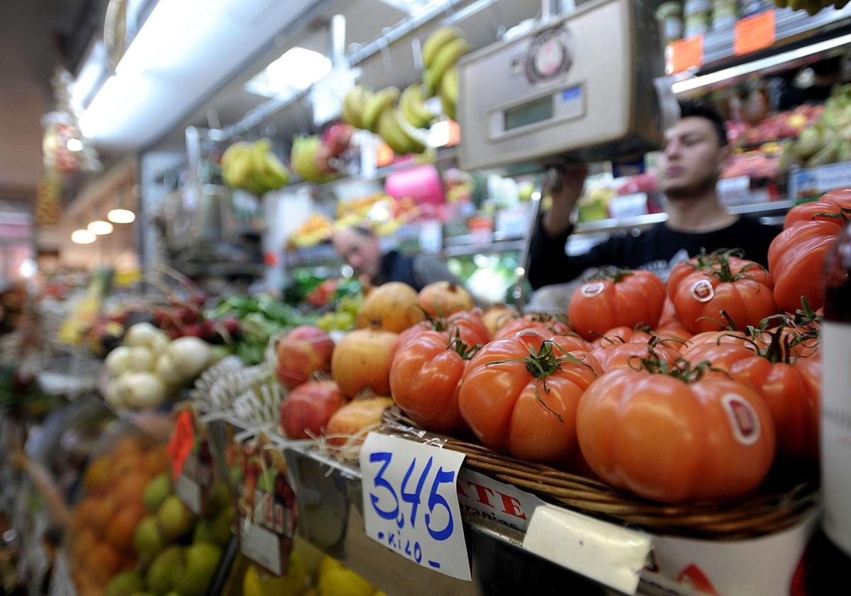 Autónomo en su tienda de frutas y verduras.