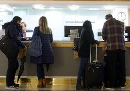 Tturistas hacen el 'check-in' en un hotel.