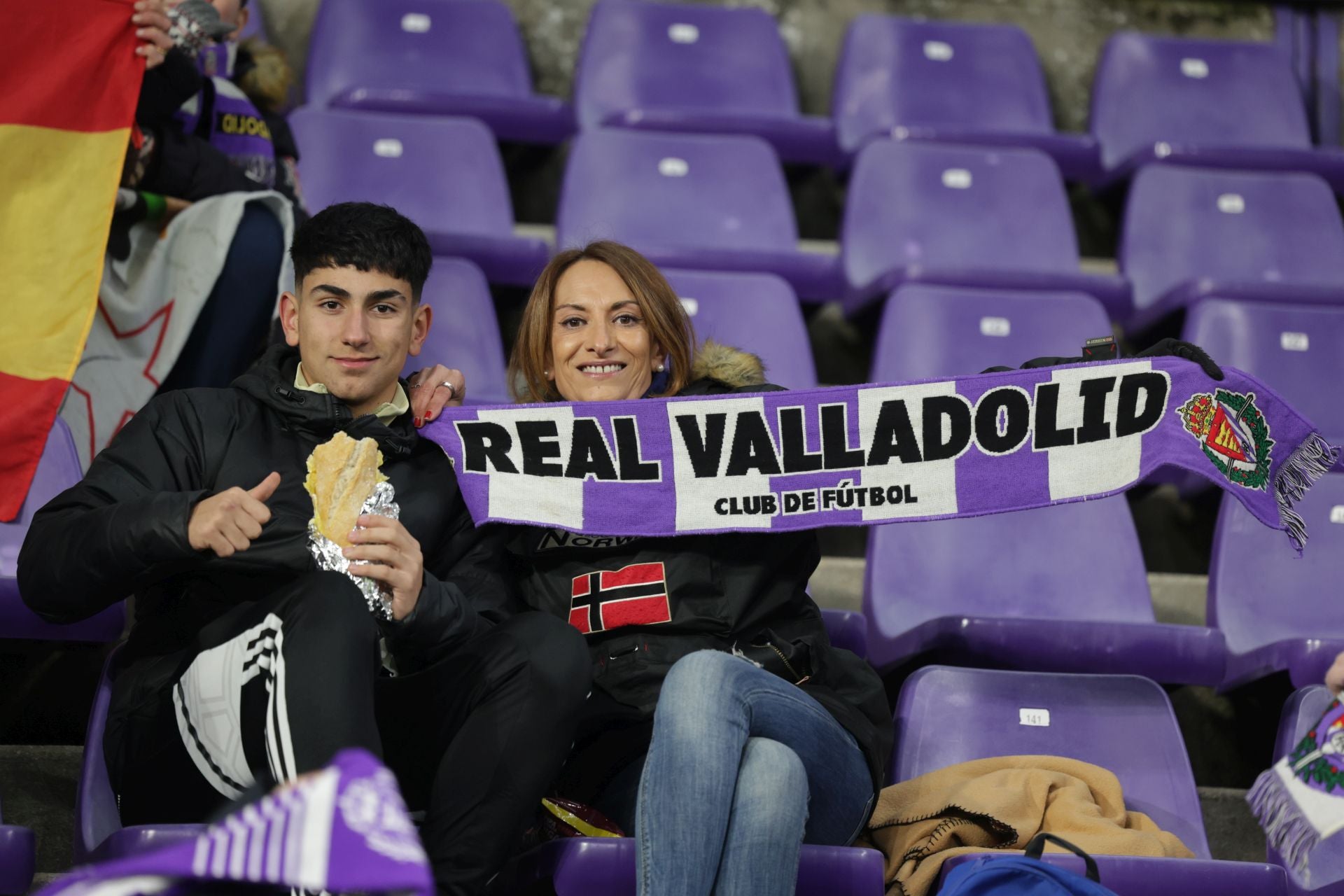 Búscate en la grada del estadio José Zorrilla (2/4)