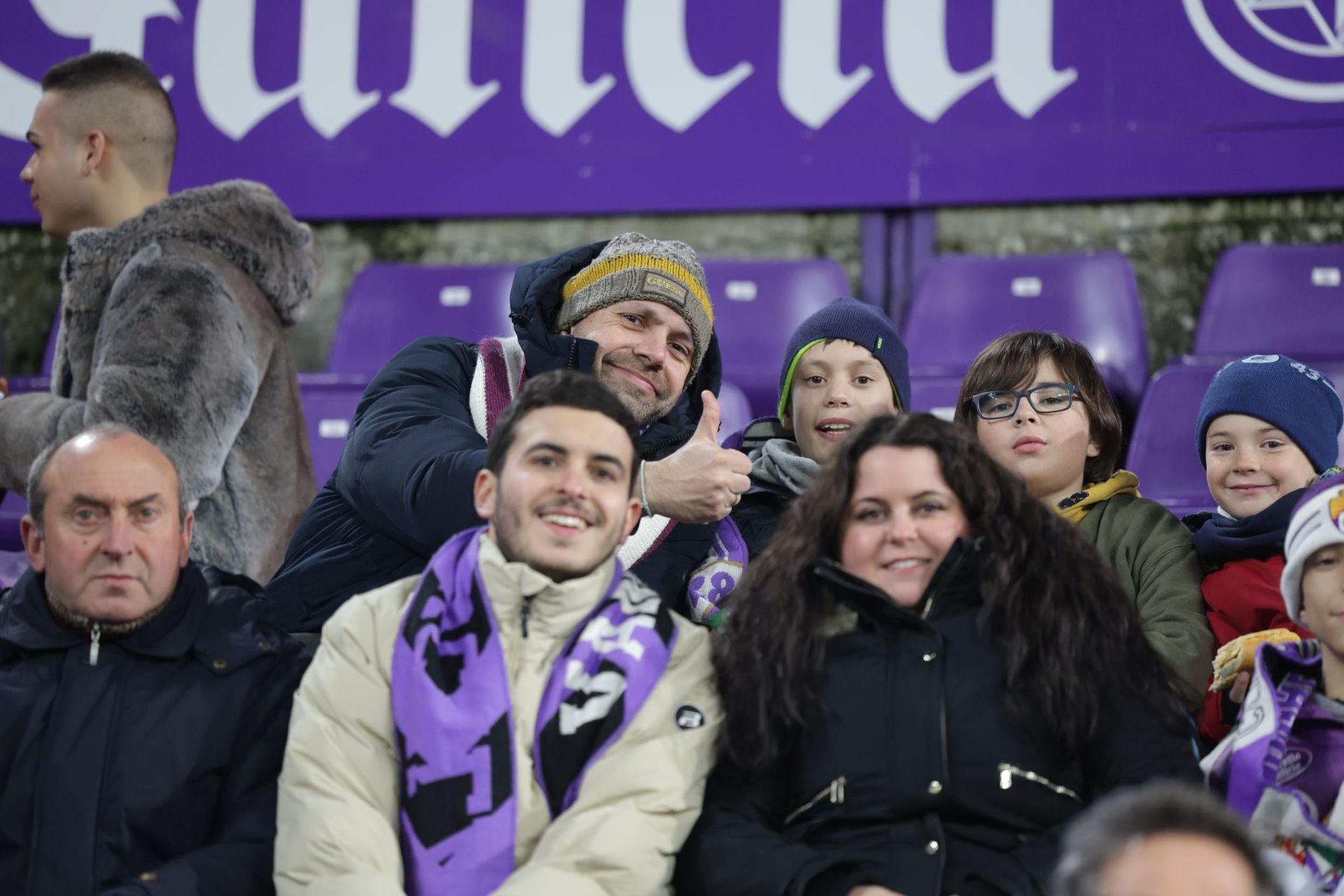 Búscate en la grada del estadio José Zorrilla (1/4)