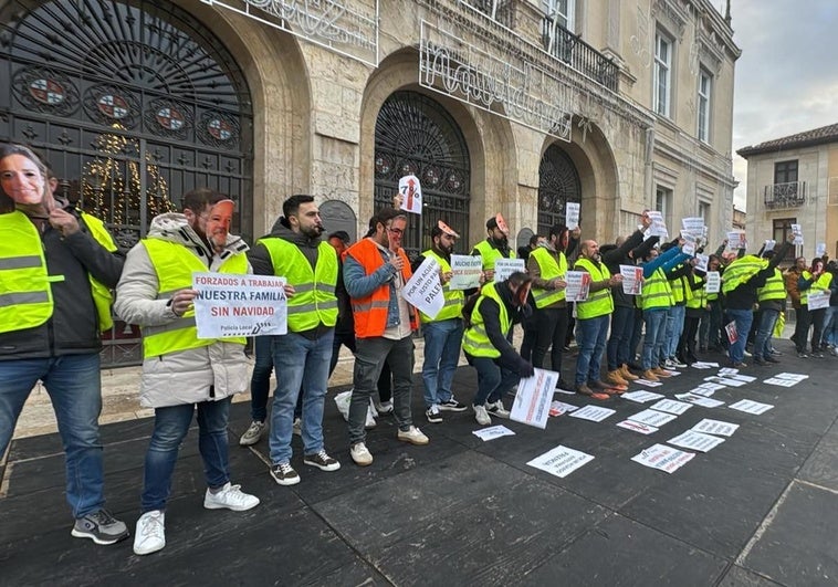 Protesta de la Policía Local a las puertas del Ayuntamiento, tras ser expulsados del salón de plenos.