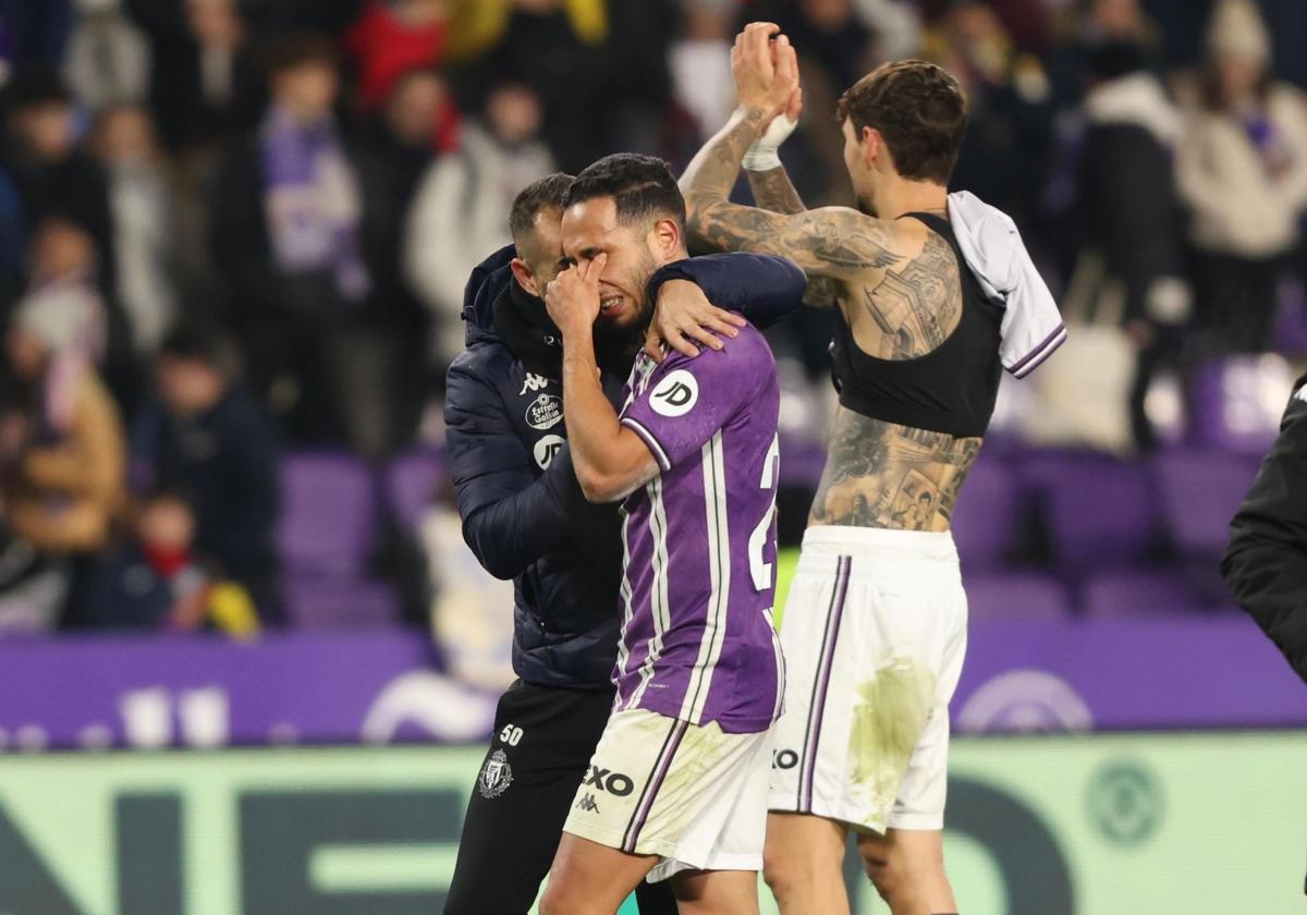 Anuar rompe a llorar tras el pitido del final del partido y que significaba tres puntos.