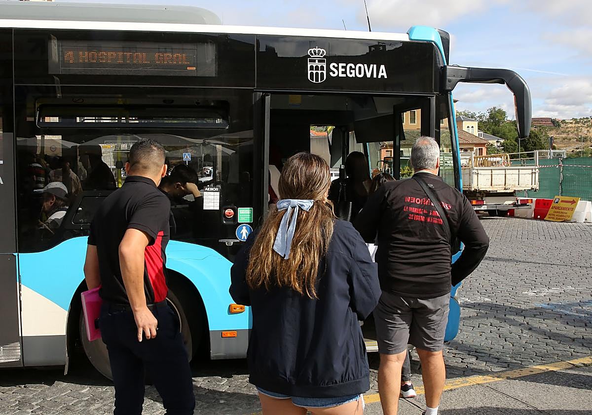 Varias personas esperan para subir al autobús de la línea 4 en la plaza Oriental.