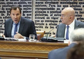 El ministro de Transportes, Óscar Puente (izquierda), junto al alcalde de Valladolid, Jesús Julio Carnero, durante una intervención anterior en el Senado.