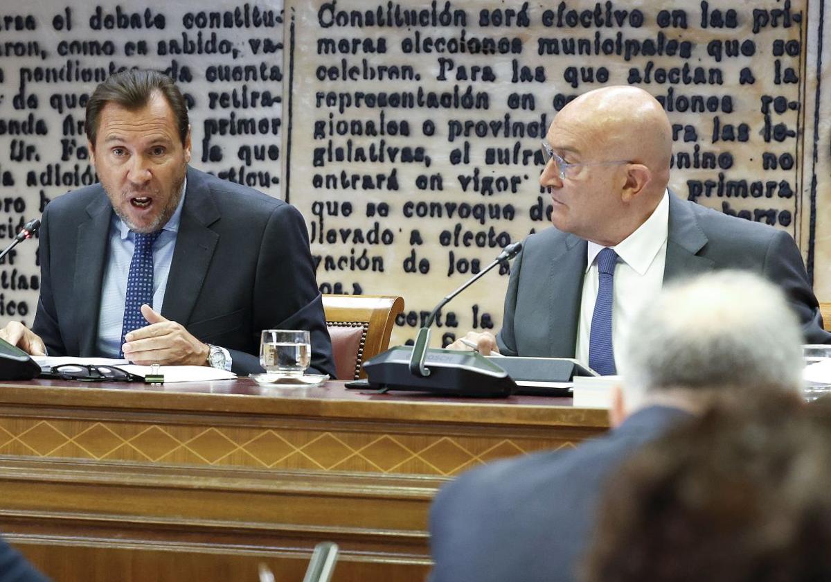 El ministro de Transportes, Óscar Puente (izquierda), junto al alcalde de Valladolid, Jesús Julio Carnero, durante una intervención anterior en el Senado.