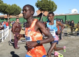 Mariano Haro, al fondo a la izquierda, en el Cross Internacional de Venta de Baños de 2017.