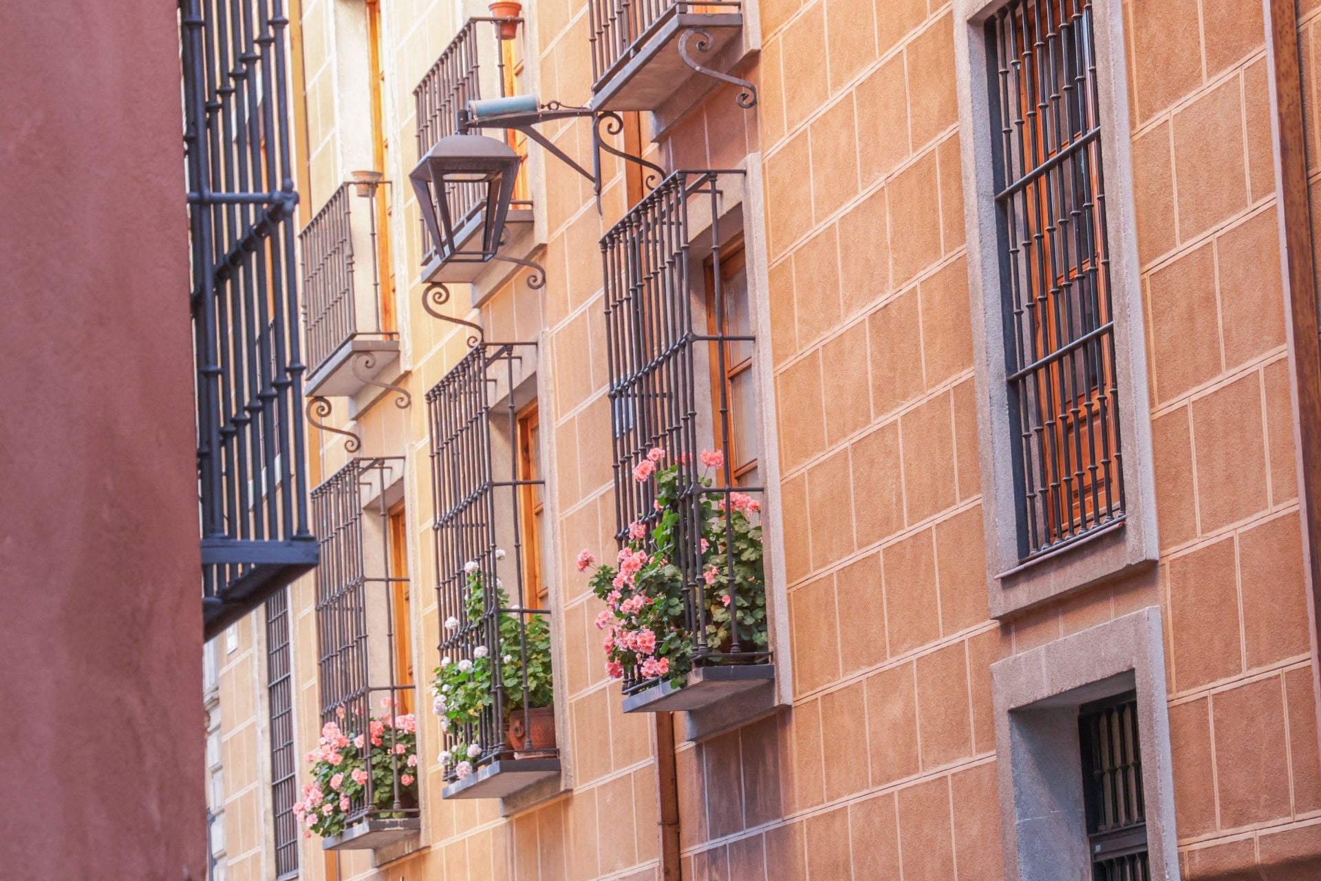 Un recorrido en imágenes por la calle Expósitos