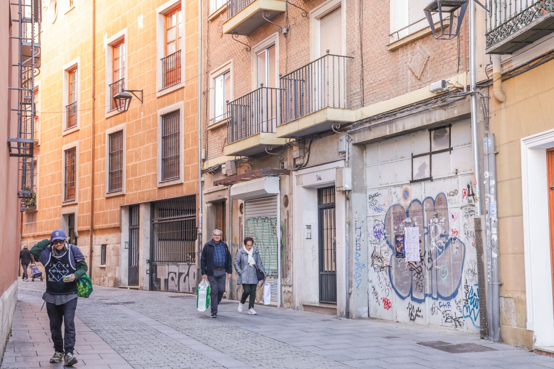 Un recorrido en imágenes por la calle Expósitos